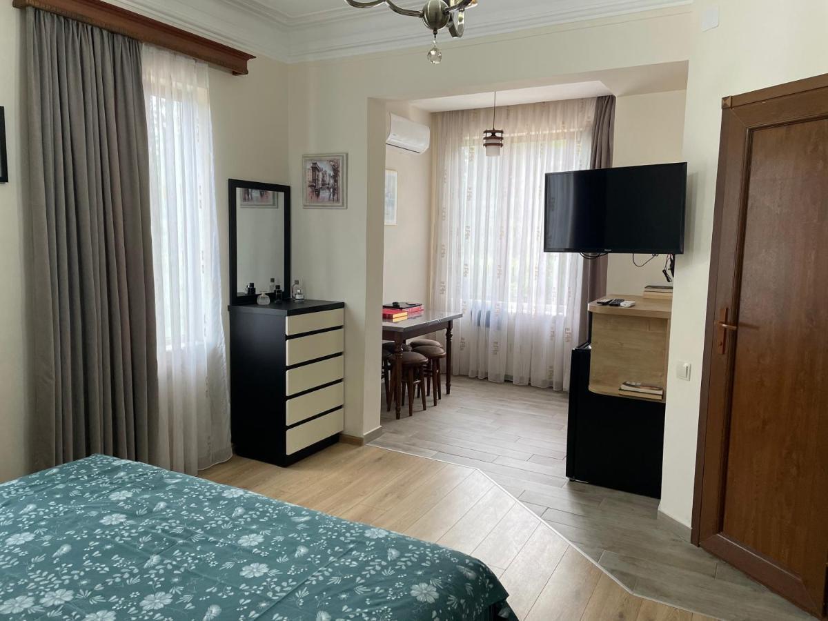 Temo Guest House 10 バトゥーミ エクステリア 写真